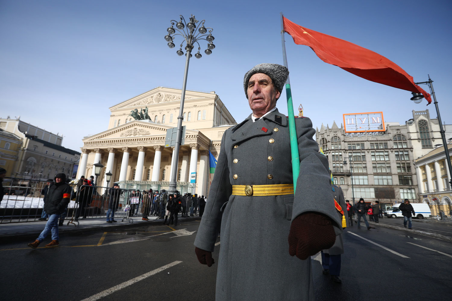 В центре Москвы 23 февраля прошла организованная КПРФ демонстрация, посвященная 101-й годовщине создания Рабоче-крестьянской Красной армии и Военно-морского флота. Она завершилась митингом на площади Революции между гостиницей «Метрополь» и памятником Карлу Марксу. По данным МВД, в мероприятии приняло участие около 2000 человек. Перед пришедшими выступил лидер КПРФ Геннадий Зюганов. Как КПРФ отпраздновала годовщину создания Красной армии – смотрите в фотогалерее «Ведомостей»
