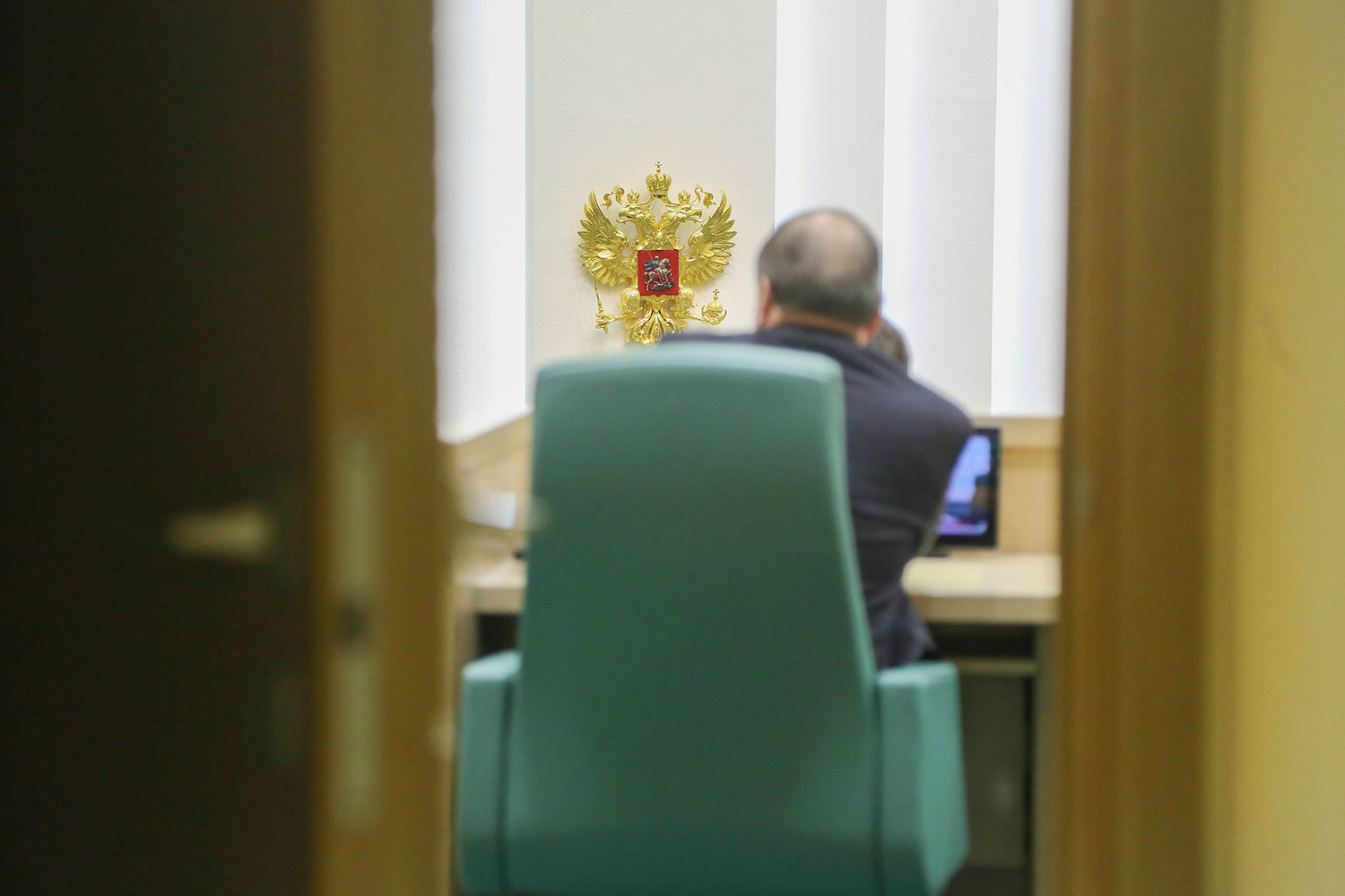 Любой чиновник, в отличие от работников коммерческих организаций, кроме достижения KPI сталкивается с многочисленными ежедневными поручениями, которые с KPI никак не связаны