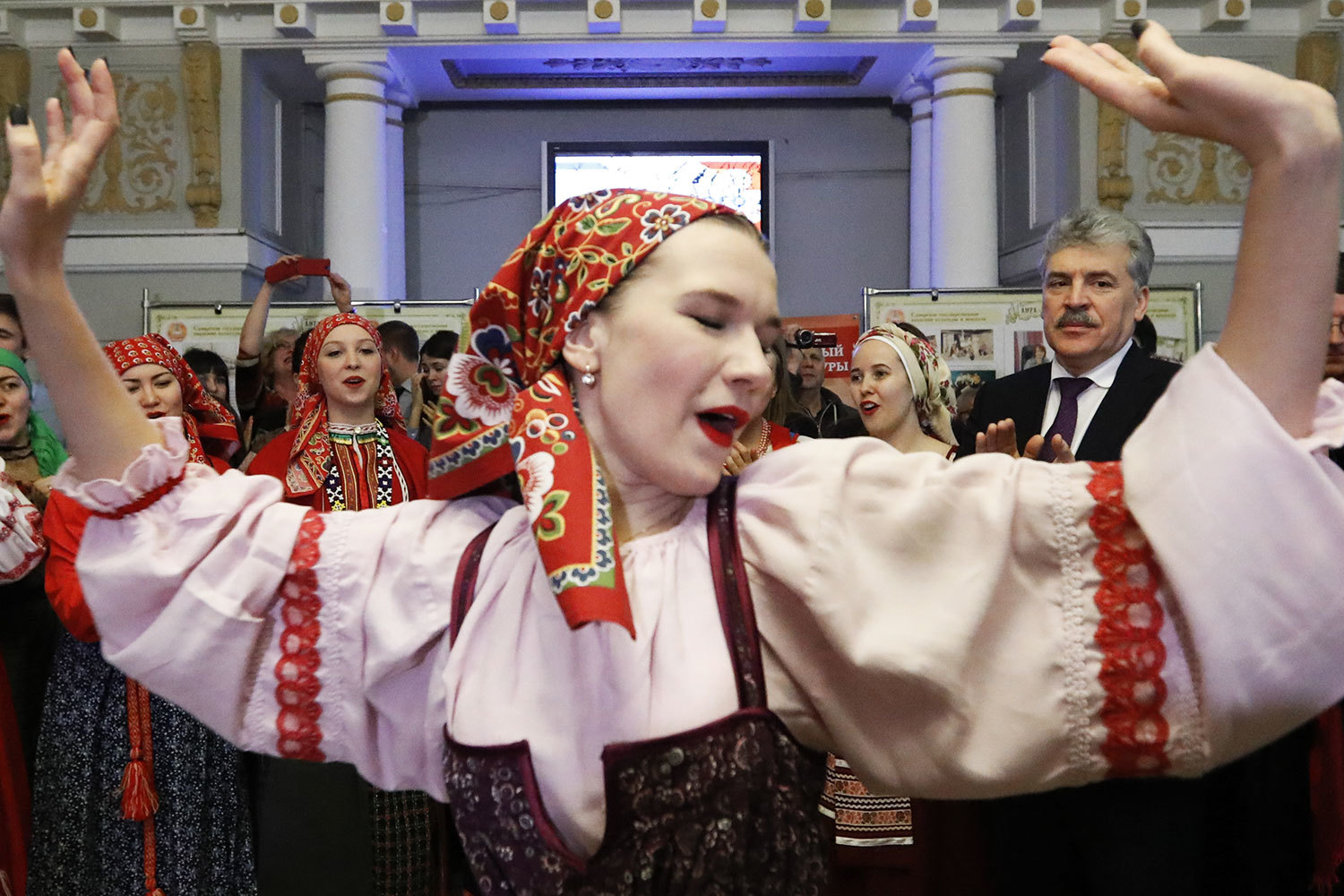 Павлу Грудинину (справа на заднем плане) не помогла поддержка избирателей на выборах президента