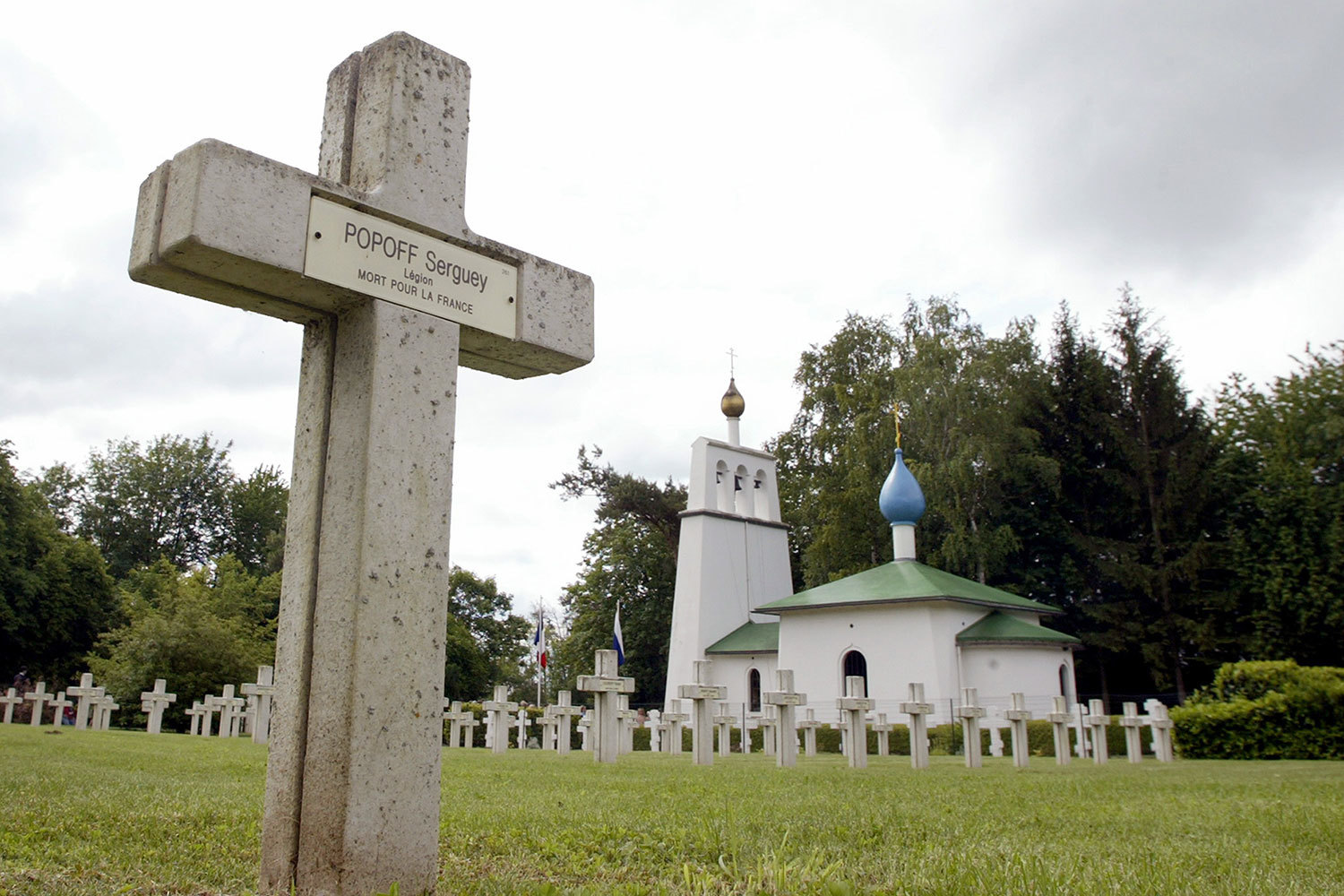 Съездить на Русское военное кладбище в Сант-Илер-ле-Гран (Cimetière Militaire Russe de Saint-Hilaire-le-Grand) – здесь захоронены останки 916 русских солдат из Русского экспедиционного корпуса, погибших в Шампани в Первую мировую войну: тогда 20 000 россиян, отправленных во Францию в 1916 г., защищали Реймс от немцев