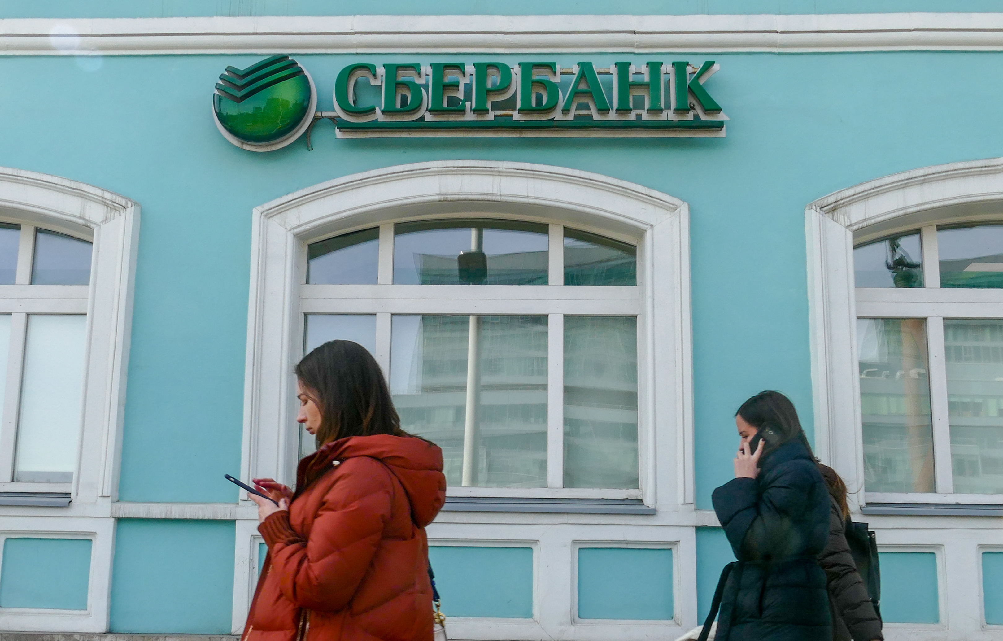 Сбербанк выдает необеспеченные кредиты зарплатным клиентам в возрасте от 18 лет на сумму до 5 млн руб.