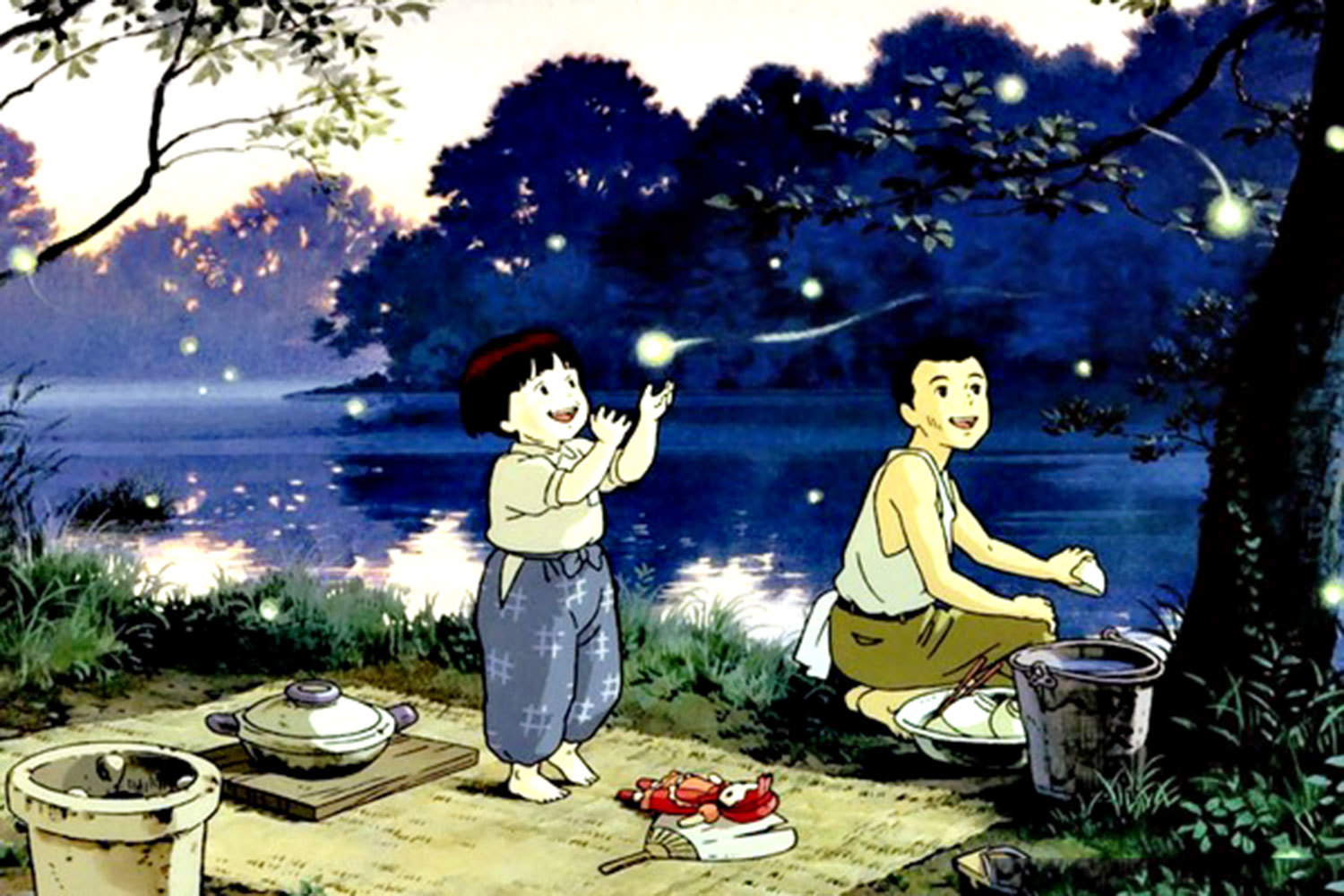 «Могила светлячков» (Hotaru no haka, Япония, 1988, режиссер Исао Такахата)«21 сентября 1945 года. В этот день я умер» – первые слова фильма. Мальчик по имени Сэйта скончался от голода на вокзале города Кобе, прямо на глазах у многочисленных прохожих. Став призраком, он пустился гулять по собственному прошлому, вспоминая радости и горести своей короткой жизни. Под конец войны квартал, где жили Сэйта и его маленькая сестра Сэцуко, был уничтожен американскими бомбардировщиками, мать погибла, отец был далеко, на флоте (и тоже, скорее всего, уже погиб); Сэйта и Сэцуко оказались на улице. Их ненадолго приютила тетя – недобрая, жадная пожилая особа; когда жизнь стала совсем трудна, пришлось покинуть ее дом и перебраться в убежище на берегу озера. Там они и жили, питаясь кореньями и лягушками, пока девочка совсем не обессилела от голода. Они были похожи на потерпевших кораблекрушение – с той только разницей, что вокруг было полно людей и еды, просто никто и не думал помогать двум детям. Картина Исао Такахаты – редкий случай абсолютного шедевра – неизменно входит в списки лучших анимационных фильмов в истории. 