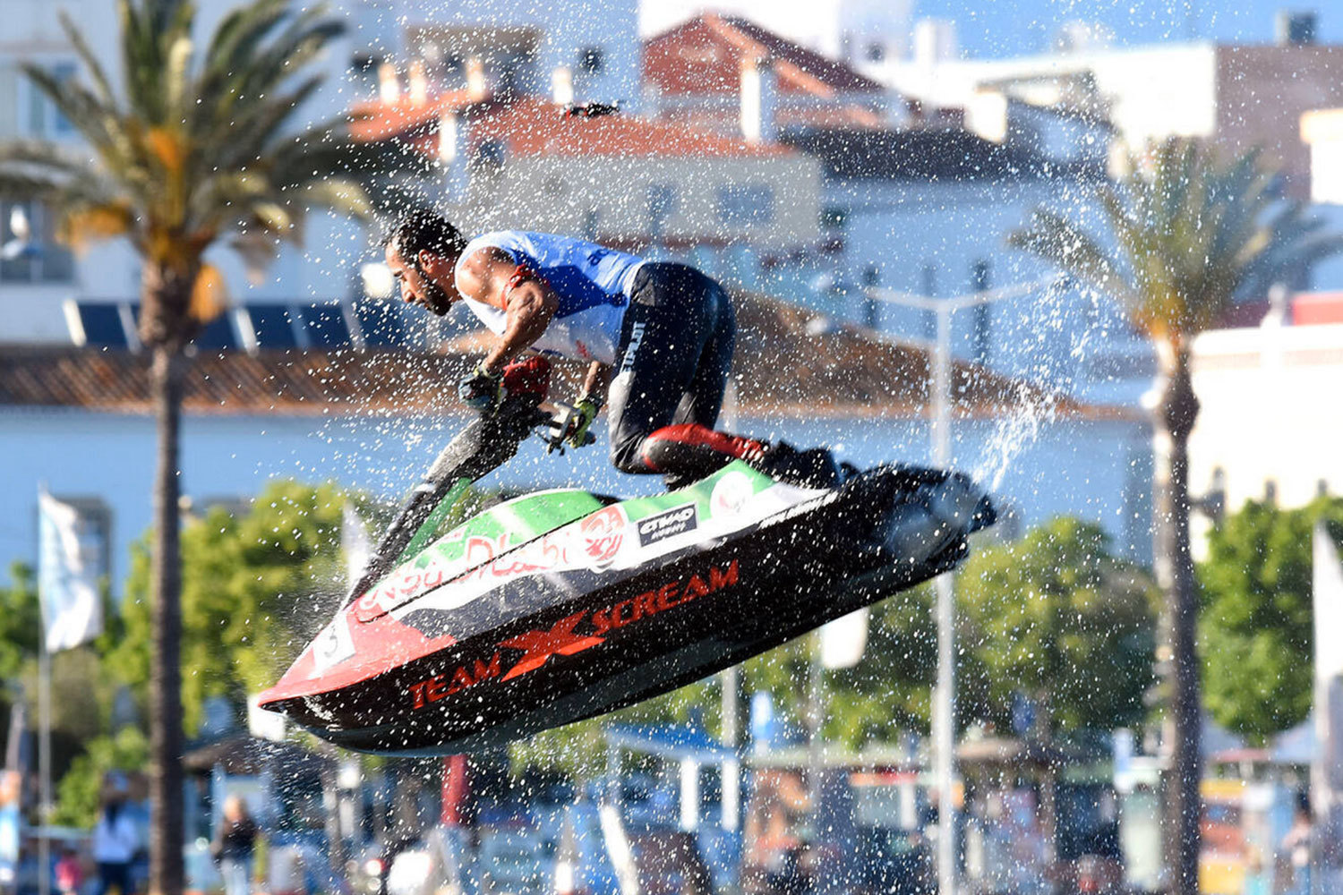 Спортсмены во время исполнения трюков в дисциплине «фристайл»