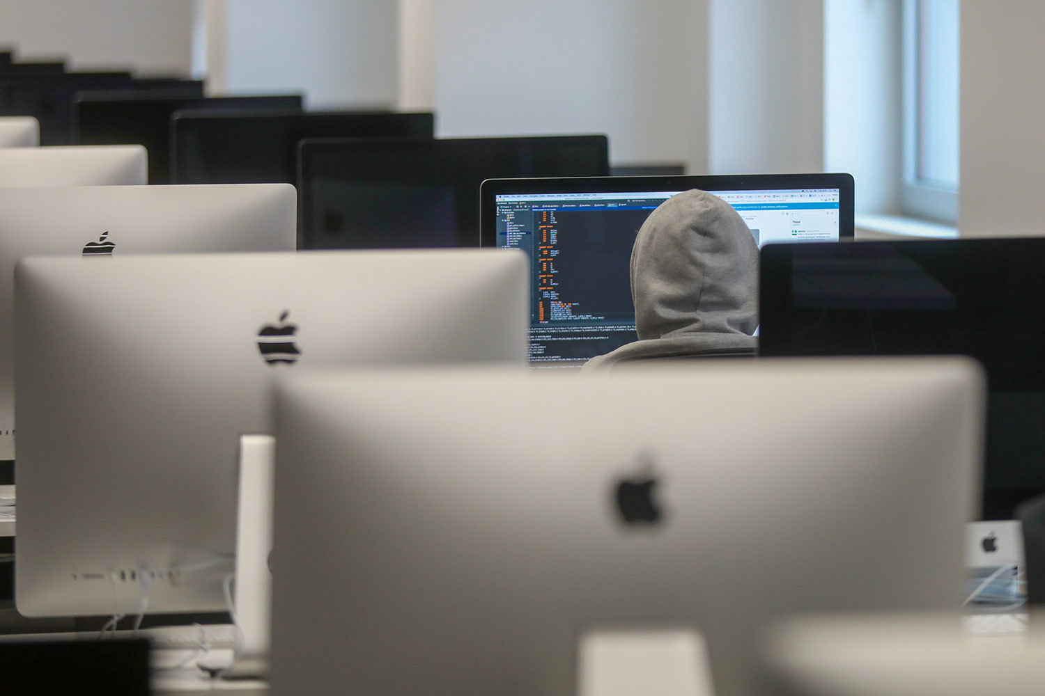 Inventive DLM предоставляет другим компаниям в лизинг мобильные устройства, компьютерную и офисную технику