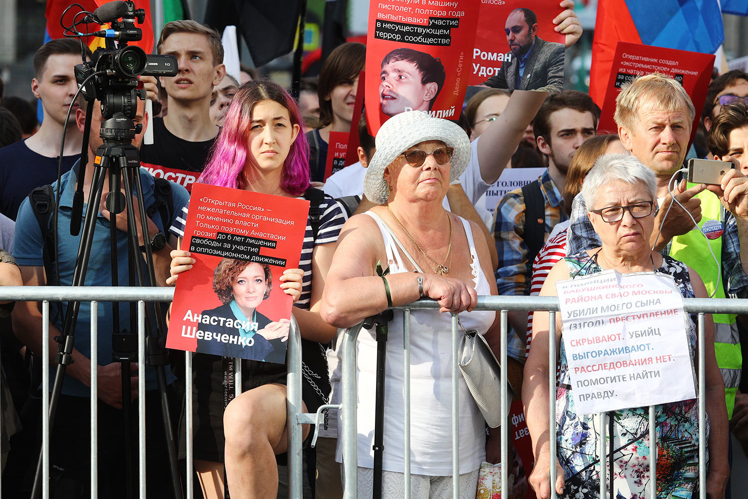 В частности, люди выходили с плакатами в поддержку фигурантов дел «Нового величия» и «Сети»