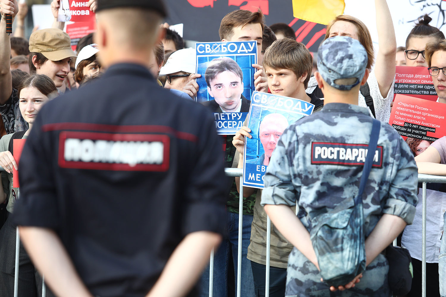 Позже полиция сняла обвинения с Голунова из-за недоказанности его участия в совершении преступления