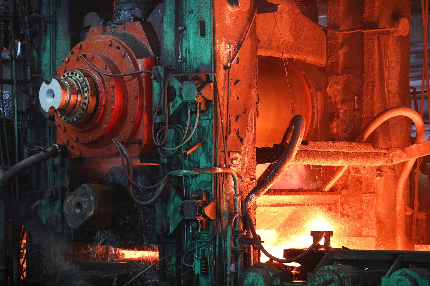 С начала года можно все же говорить о росте промышленности, но крайне медленном