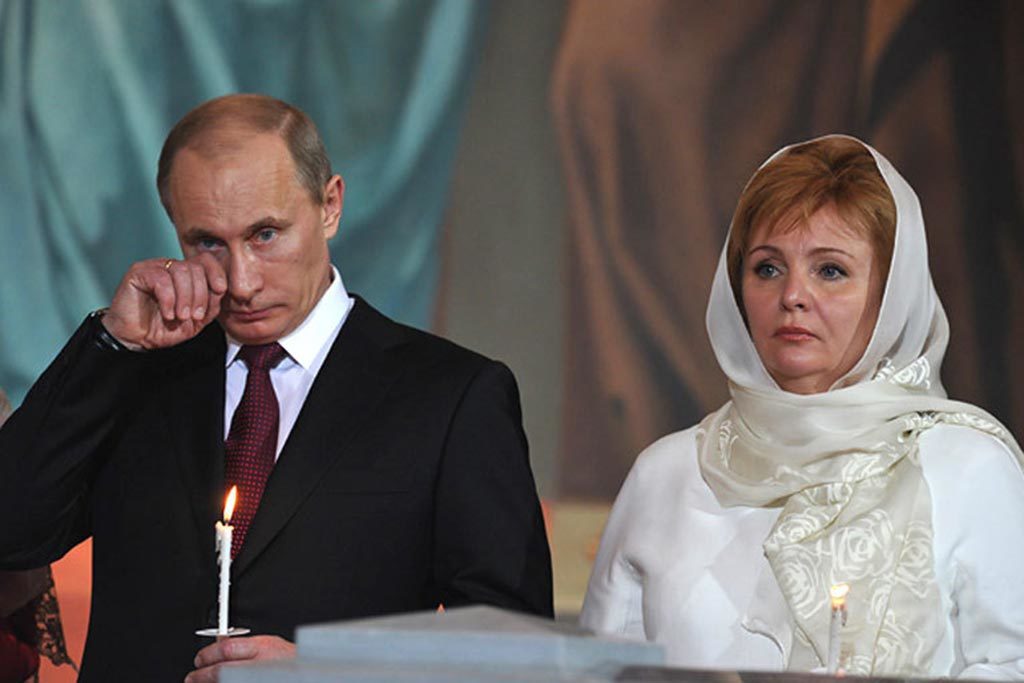 2011 год. Владимир Путин и его супруга Людмила на ночной Пасхальной службе в храме Христа Спасителя