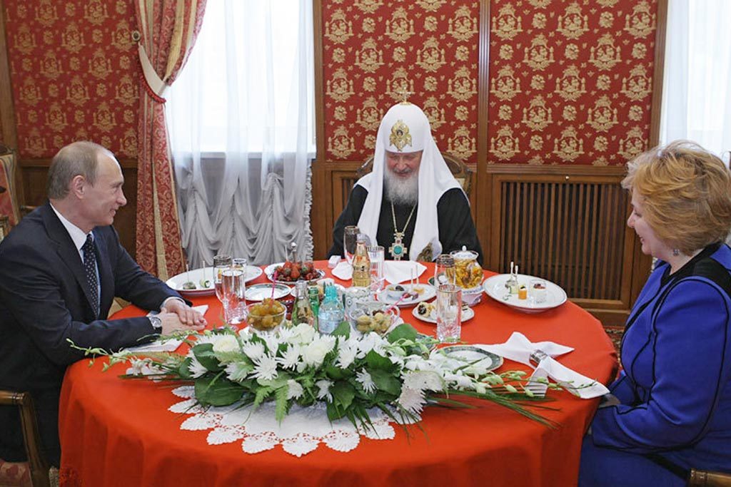 2009 год. Владимир Путин с супругой Людмилой лично поздравляют патриарха Московского и всея Руси с Днем ангела в личных покоях патриарха Кирилла – в Тронном зале