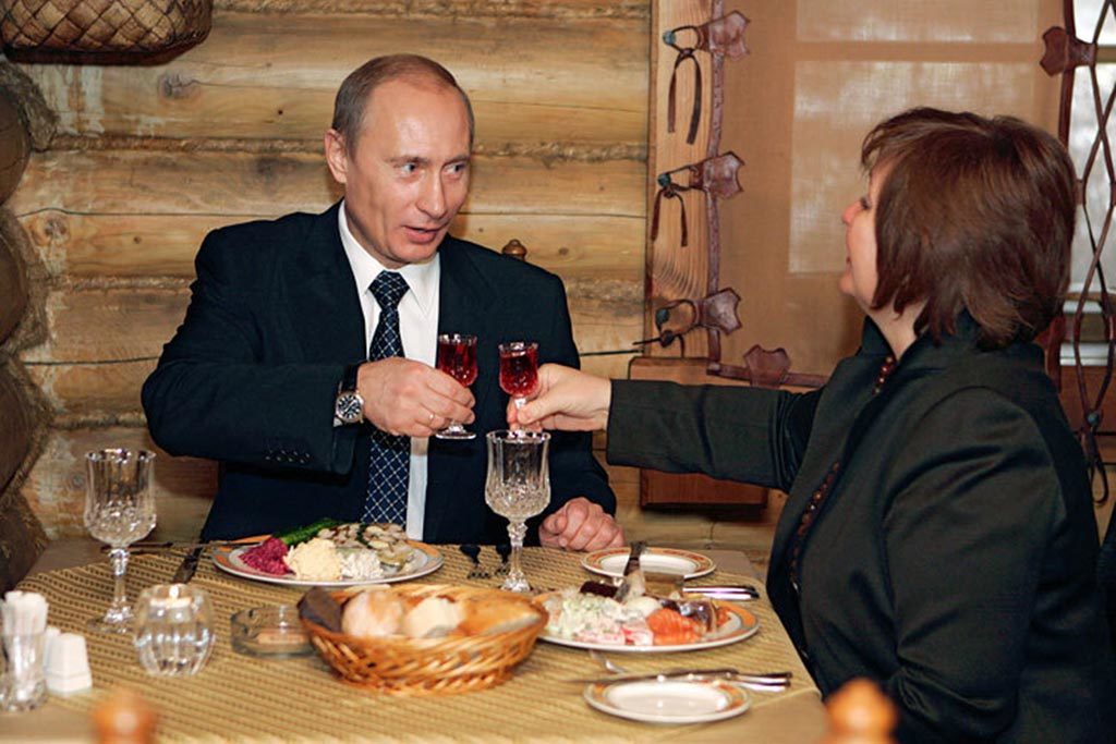 2007 год. Владимир Путин с супругой Людмилой в ресторане после голосования на выборах в Государственную думу
