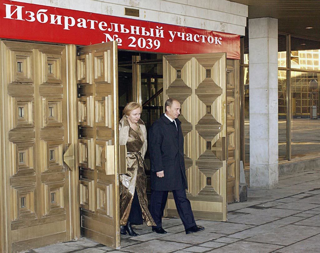 2004 год. Владимир Путин и его супруга Людмила после голосования на выборах президента Российской Федерации