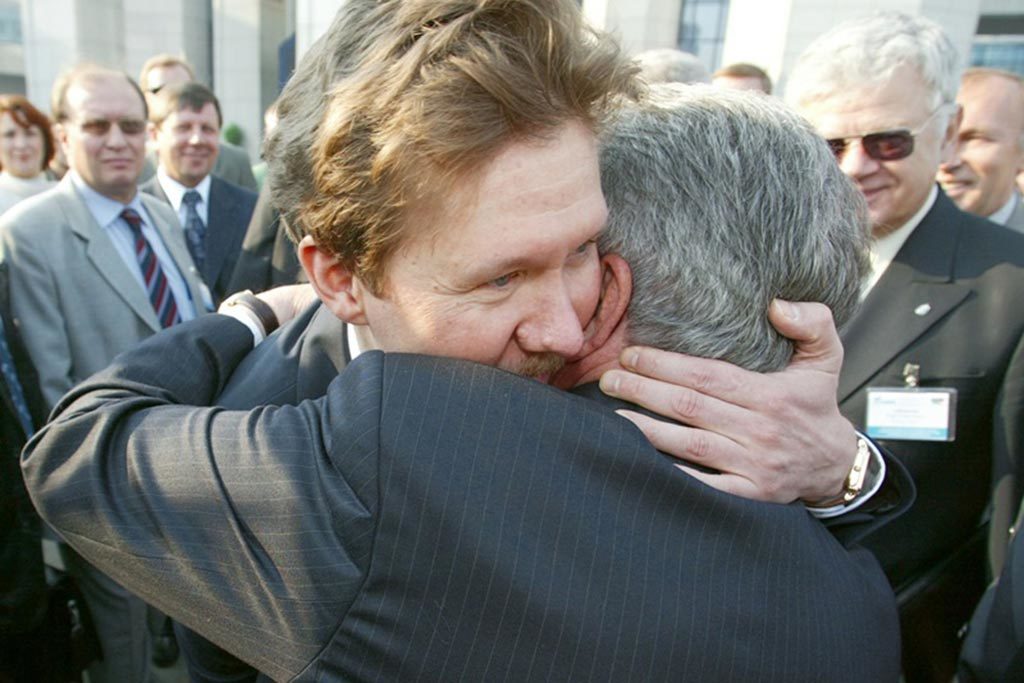 2002 г. Вяхирев уже год не руководит «Газпром». На фото он с новым главой монополии Алексеем Миллером у центрального офиса «Газпрома» на улице Наметкина в Москве