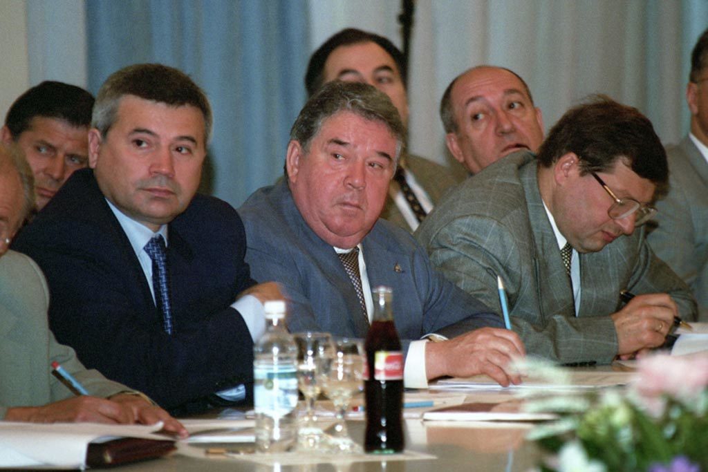 Июнь 1999 г. Вяхирев и президент «Лукойла» Вагит Алекперов