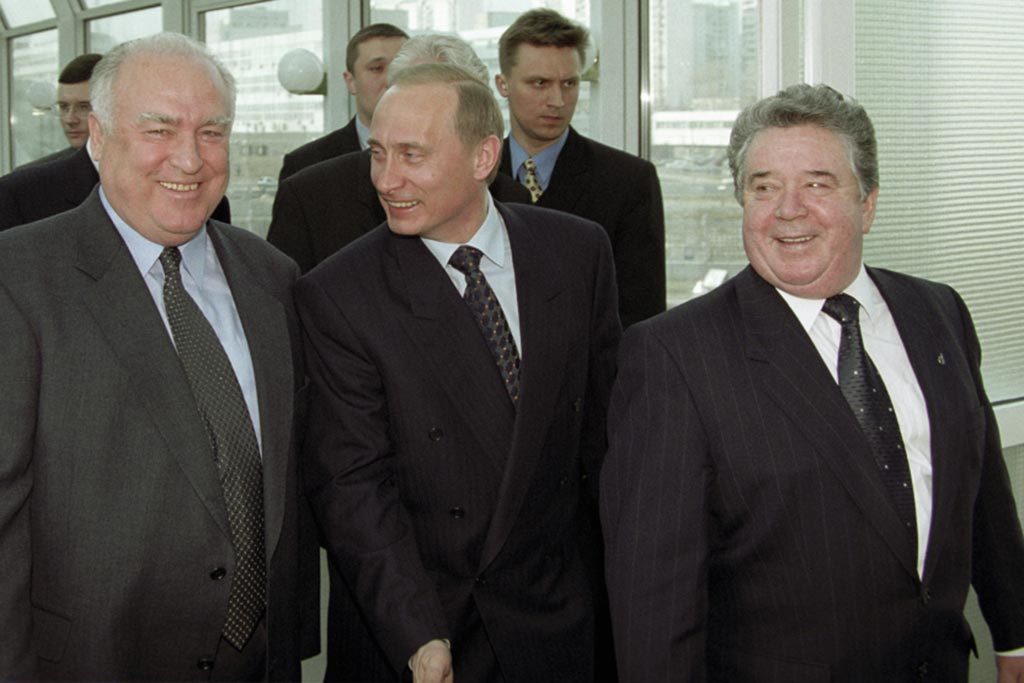 Апрель 2000 г. Вяхирев, председатель совета директоров «Газпрома» Виктор Черномырдин и и. о. президента России Владимир Путин