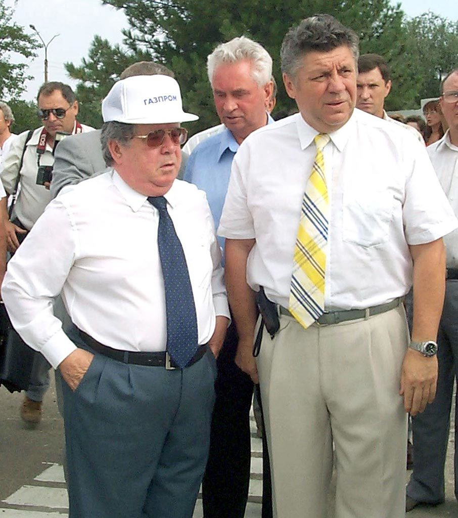 Лето 2000 г. Вяхирев в Астрахани с губернатором региона  Анатолием Гужвиным