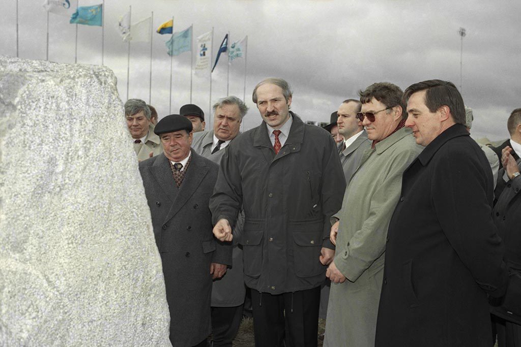 1996 г.  									 									Газопровод «Ямал – Европа». Президент Белоруссии Александр Лукашенко (в центре), Вяхирев (слева) и министр топлива и  энергетики России Петр Родионов на открытии памятного знака  на месте первого стыка труб