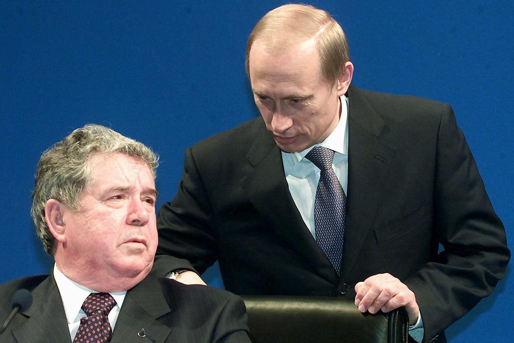 Вяхирев рассказывал журналу Forbes, что покинул «Газпром»  в мае 2001 г. под давлением новой команды в Кремле, которая пришла с Владимиром Путиным в 2000 г. «Они же обложили меня, как медведя в берлоге, всякими дуростями, невозможно было работать. Я думаю, что нашли бы какую-то причину, башку бы оторвали мне, а зачем ждать, когда оторвут?» – вспомнал Вяхирев. По его словам, Путин был настолько удивлен, что Вяхирев сам попросился в отставку, что сразу стал звонить руководителю администрации Александру Волошину с поручением выписать главе «Газпрома» орден.  Вяхирева сменил выходец из Петербурга Алексей Миллер