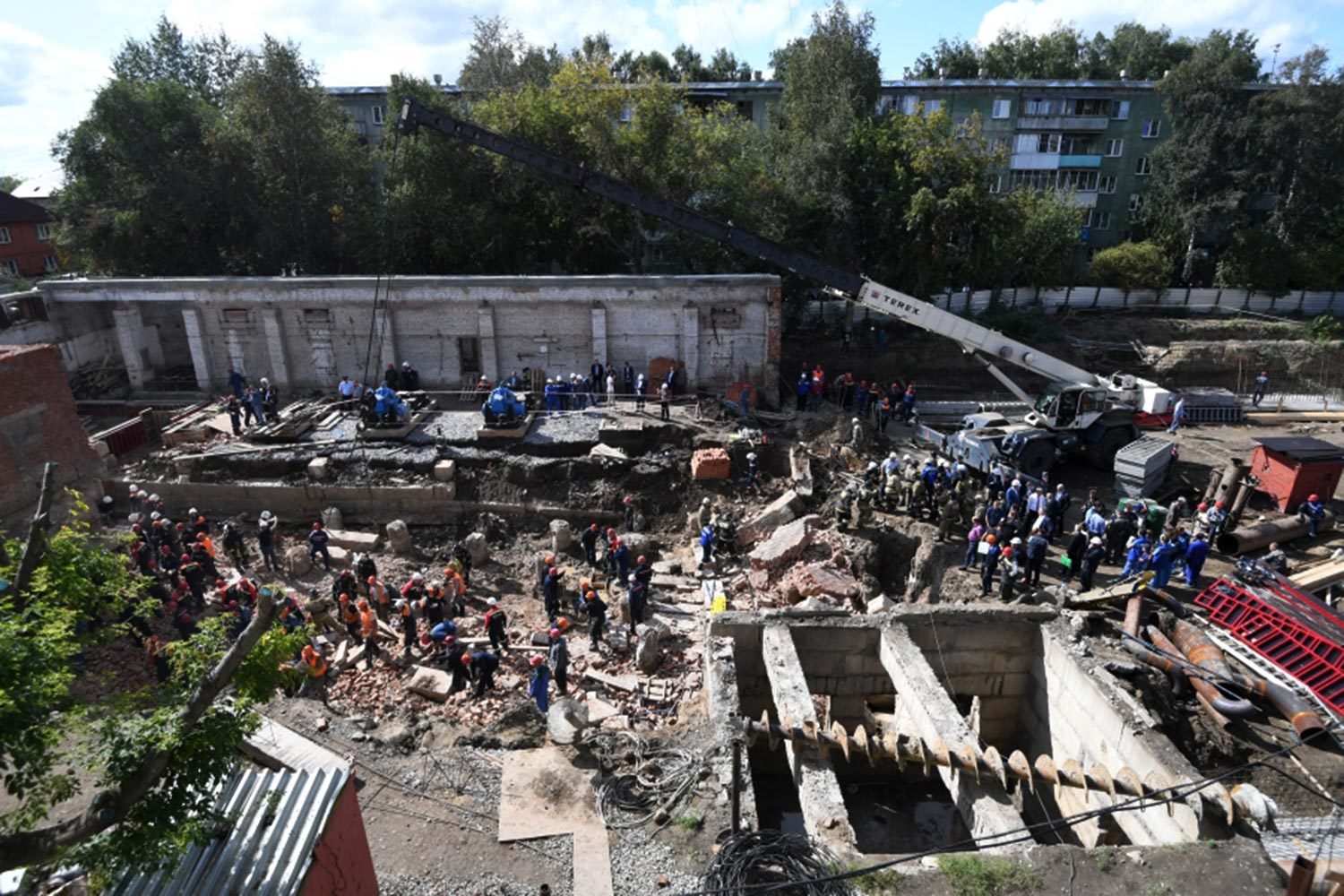 В Сибирской генерирующей компании (СГК), которой принадлежало обрушевшееся здание, сообщили, что двоих рабочих спасли из-под завалов