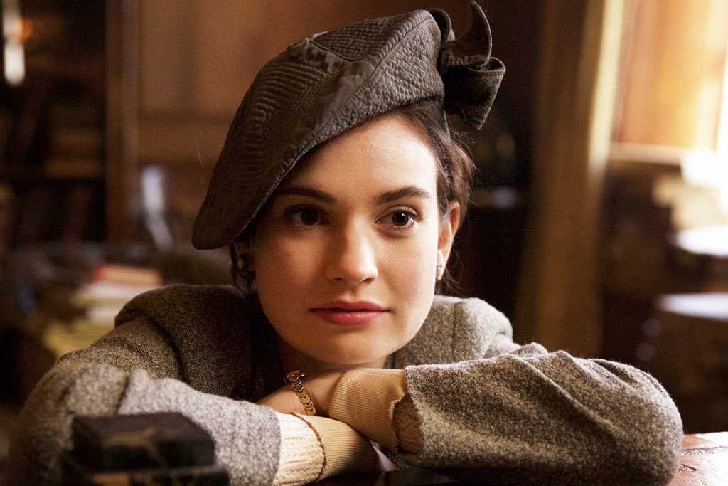 Молодой писательнице Джулиет (Лили Джеймс) что-то не пишется