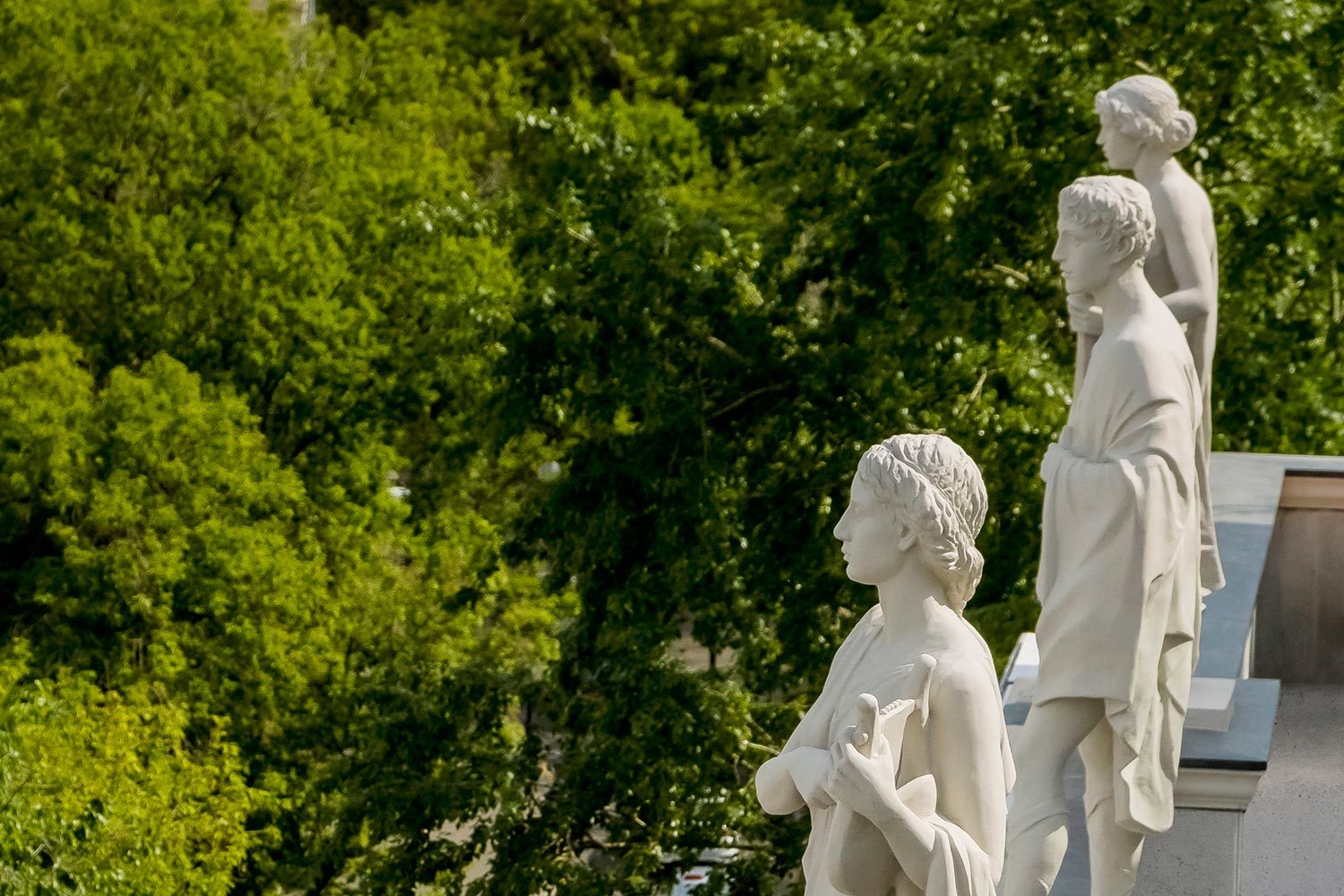 Музы Просвещения на доме на Малой Бронной символизируют умение договариваться