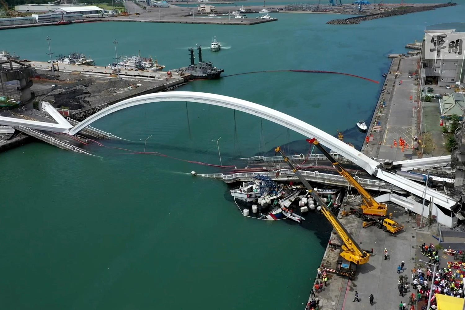 На северо-западе Тайваня в уезде Илань обрушился автомобильный мост, передает местное информагентство CAN. Пострадали более 20 человек, под обломками моста могу находиться рыбаки. Как выглядит место ЧП, смотрите в нашей фотогалерее