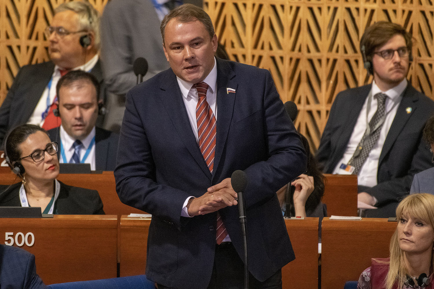 Депутат Петр Толстой (в центре) уверен, что московские протесты подстрекались извне