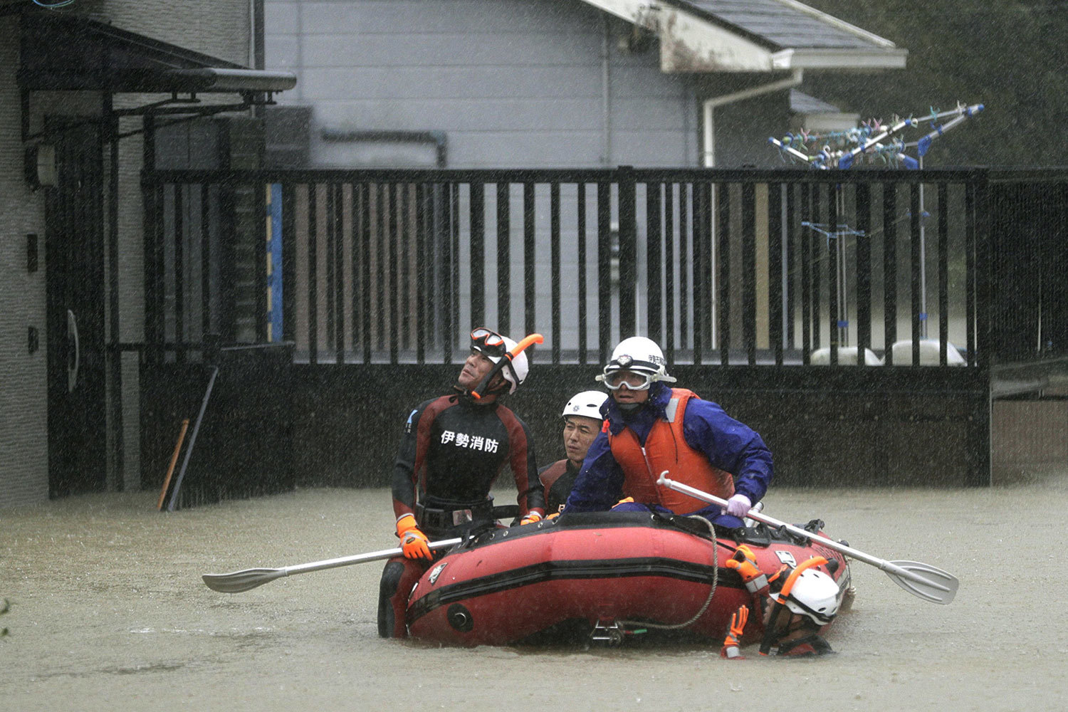 Власти объявили наивысший уровень опасности в 12 префектурах,&nbsp;распорядившись эвакуировать в обязательном порядке 600 000 человек
