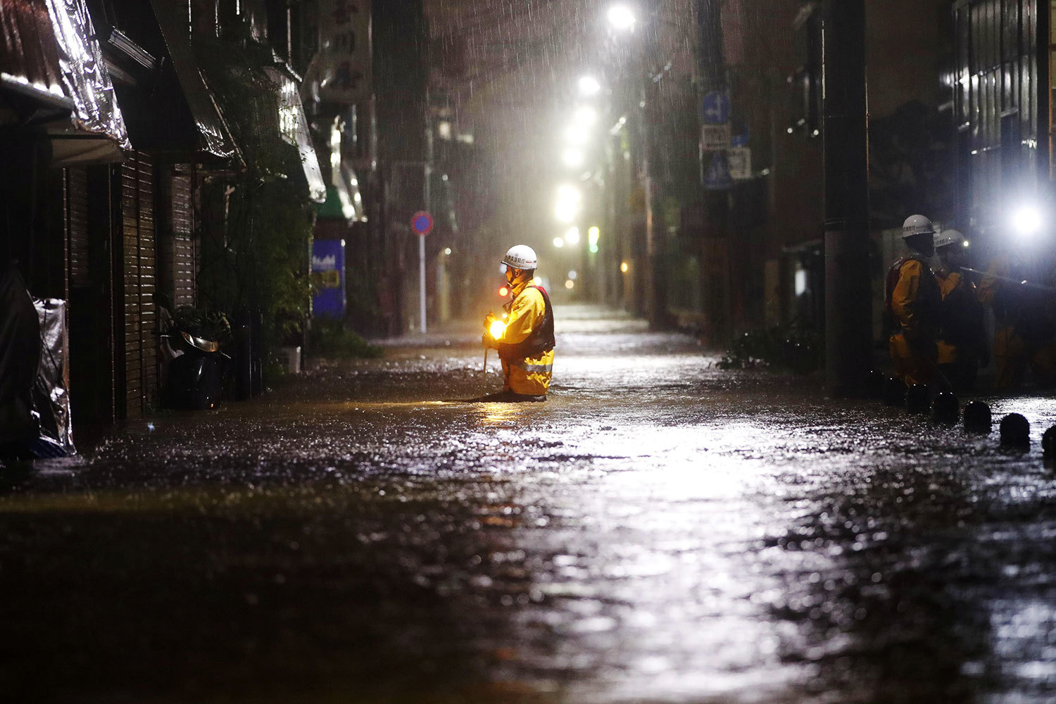 В некоторых случаях людей приходилось эвакуировать с крыш домов с помощью вертолетов