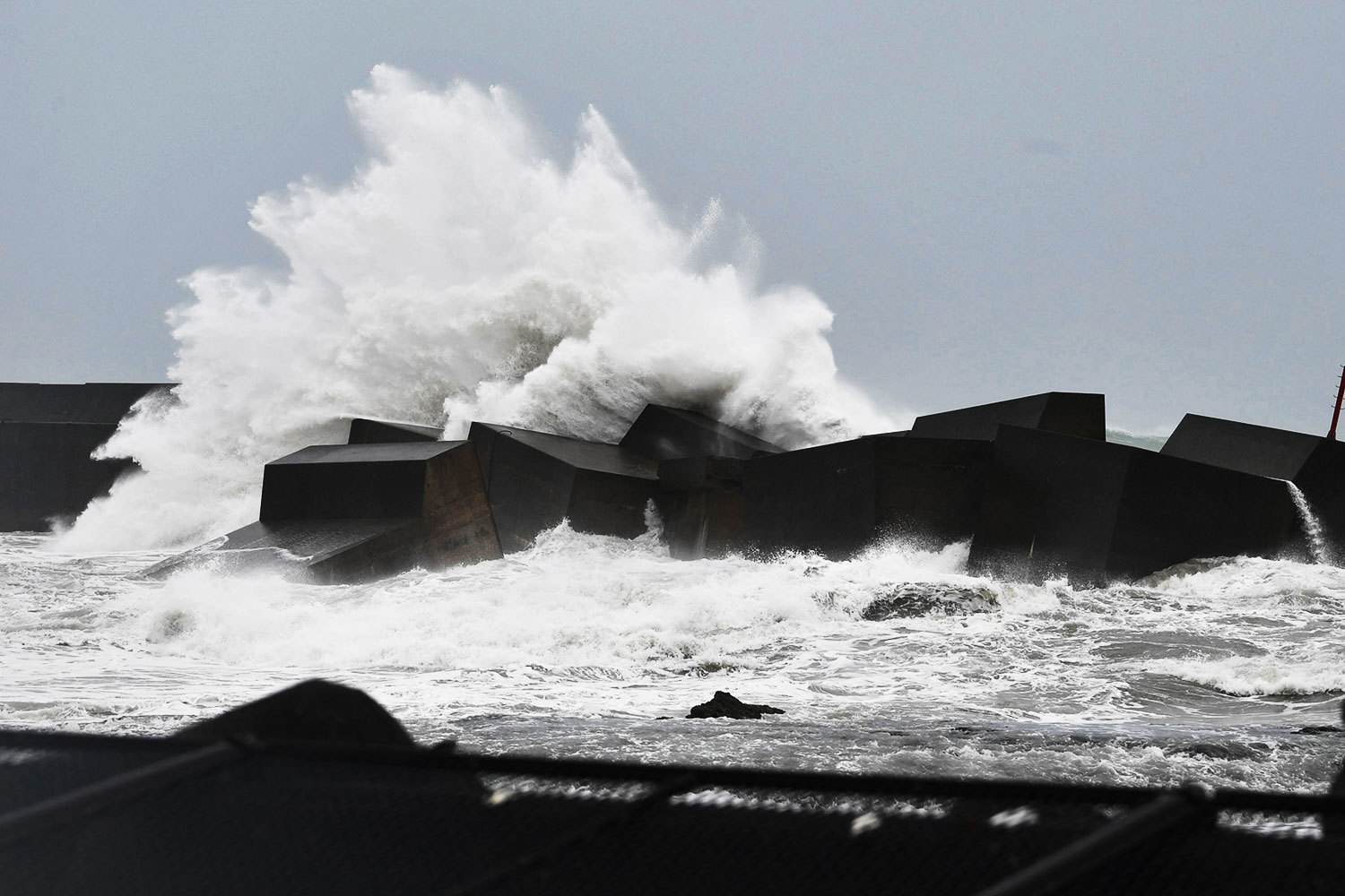 В порту в Токийском заливе из-за тайфуна затонуло&nbsp;панамское грузовое судно