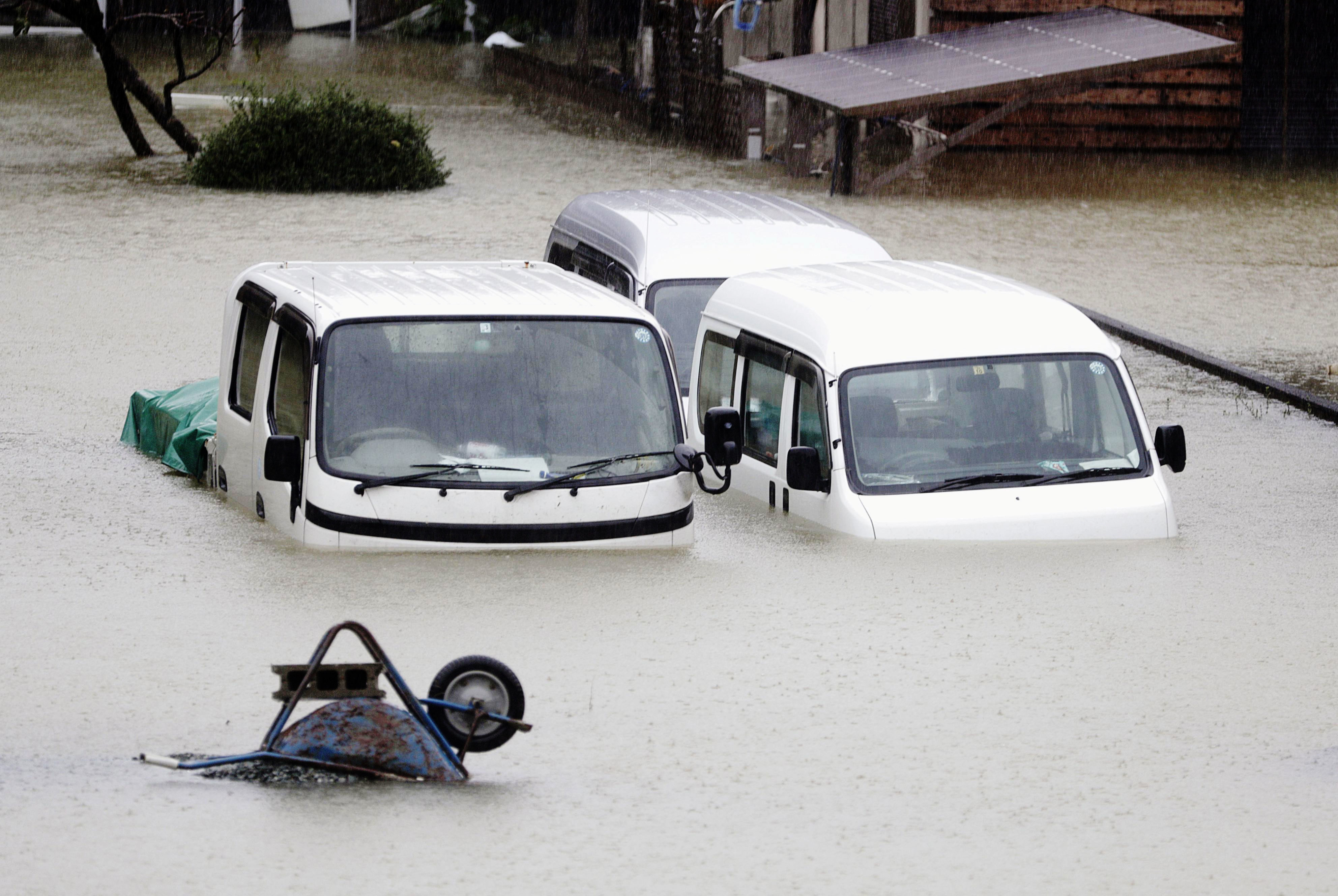 К полудню 13 октября (6.00 мск) в Токио выпало более полуметра осадков