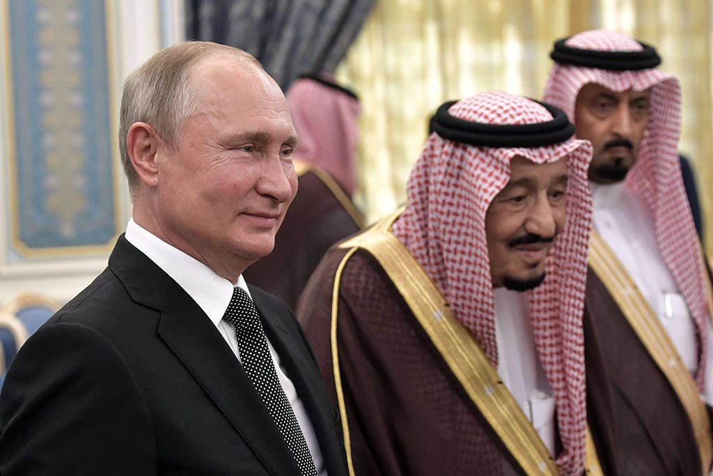 Владимира Путина во дворце встречали знакомые лица