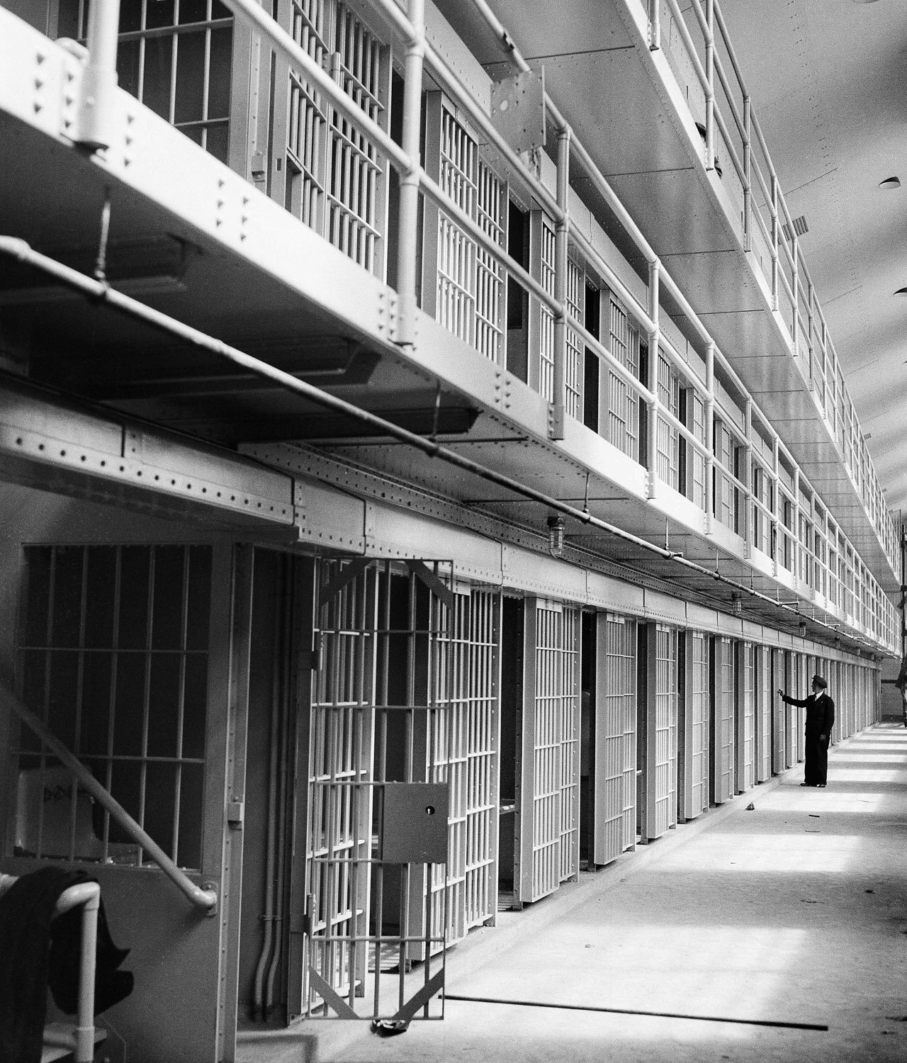 Тюрьма была открыта в 1932 г. В последние несколько лет в «Райкерс» произошло несколько громких скандалов, связанных с жестоким отношением надзирателей к заключенным.