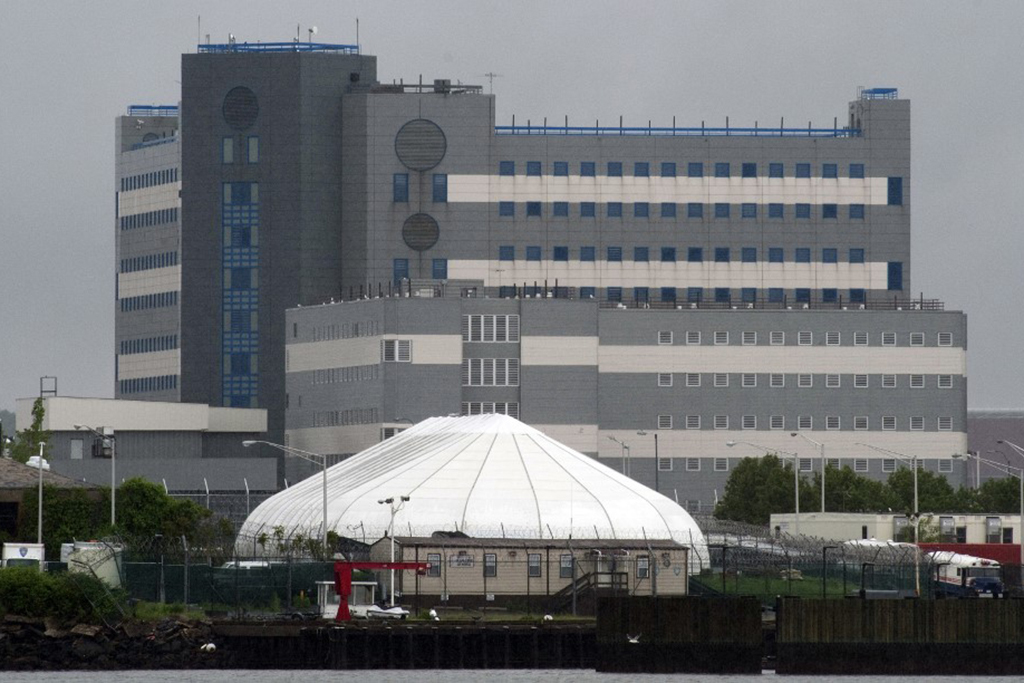 Городской совет Нью-Йорка утвердил масштабный план стоимостью $8 млрд на реорганизацию этой тюрьмы, пишет New York Times. «Райкерс» закроют, а вместо нее откроют четыре тюрьмы в разных районах города: Манхэттане, Бруклине, Квинсе, Бронксе. По данным мэрии, в этих учреждениях будет содержаться меньше заключенных, поскольку ожидается, что численность заключенных в городе значительно сократится. Кроме того, в рамках этой программы власти выделят $391 млн на программы поддержания психического здоровья и по борьбе с насилием.