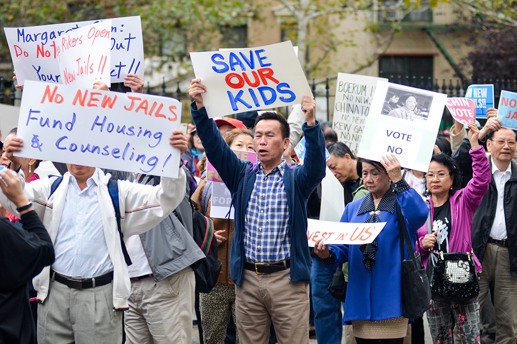 В октябре этого года сотни жителей Нью-Йорка вышли на протесты против закрытия&nbsp;«Райкерс». Им не нравится то, что новые тюрьмы будут расположены близко к их домам. Кроме того, им кажется, что власти выделили слишком мало средств на предотвращение преступности.