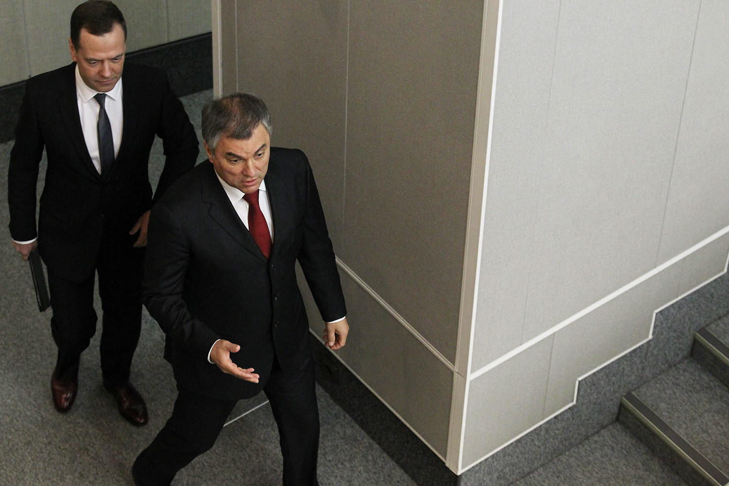 Вячеслав Володин (справа) хочет знать, как правительство Дмитрия Медведева (слева) исполняет принятые Думой законы&nbsp;