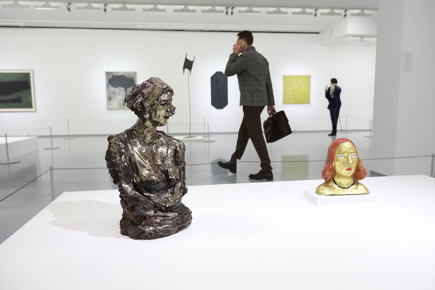 Два скульптурных портрета жены Фонтаны отражают разные периоды творчества художника