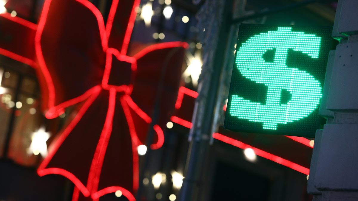 Курс доллара впервые за полтора года ушел ниже отметки в 62 рубля