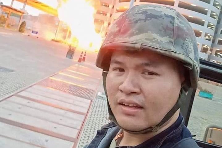 Скриншот из видеозаписи со страницы в Facebook. Капрал выстрелил в газовый баллон, из-за чего произошло небольшое возгорание