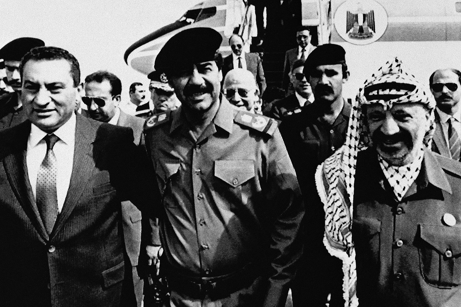 На фото президент Ирака Саддам Хусейн (в центре), президент Египта Хосни Мубарак (слева) и председатель Организации освобождения Палестины Ясир Арафат 24 октября 1988 г. в Багдаде на переговорах, посвященных вопросу мира на Ближнем Востоке