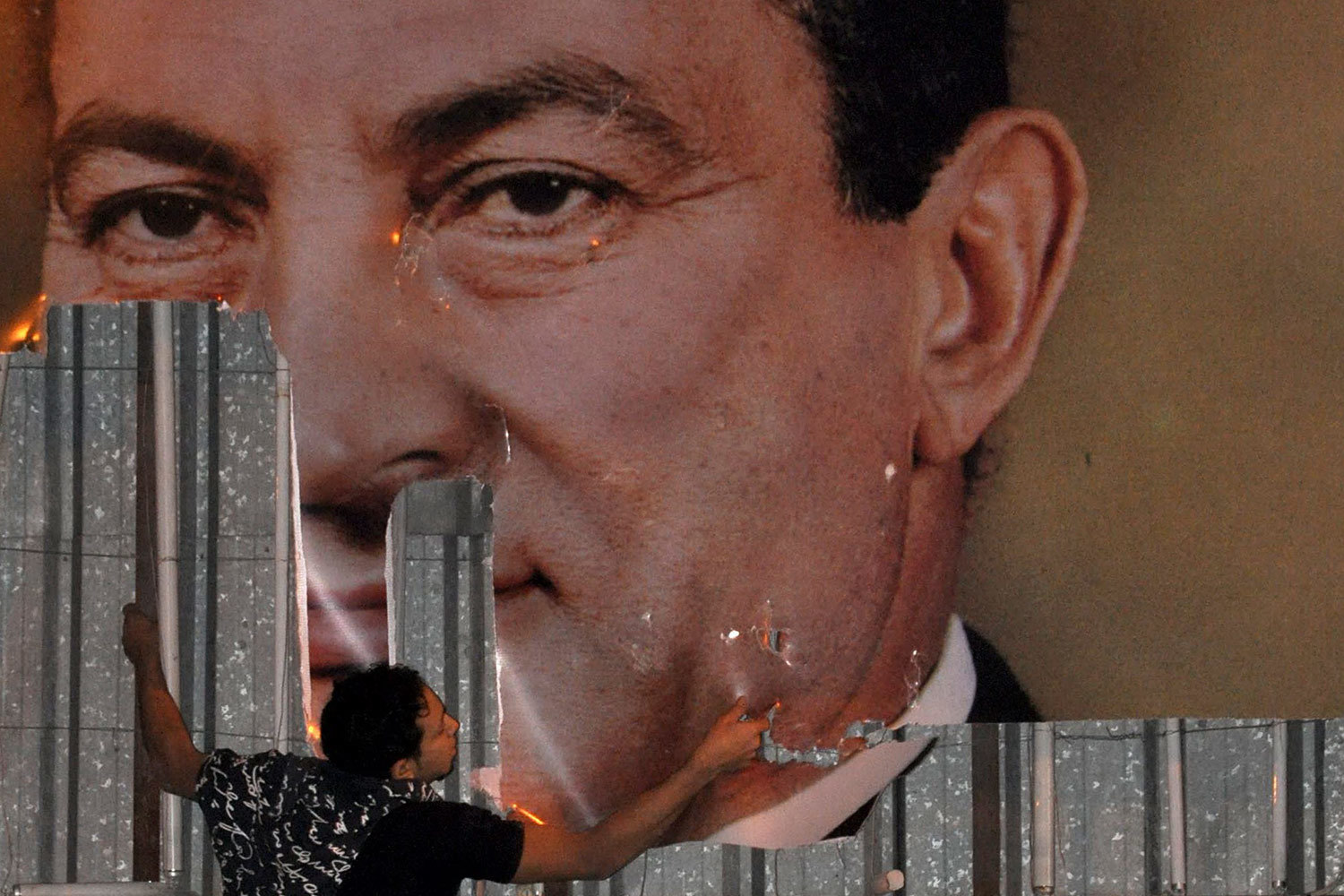 В 2011 г. Мубарака вынудили уйти в отставку. Почти сразу после этого он был арестован. В 2012 г. суд приговорил бывшего президента Египта к пожизненному заключению за сговор с целью убийства демонстрантов во время протестов «арабской весны». Мубарака также обвиняли в коррупции, взяточничестве, незаконной продаже газа Израилю. Экс-президент не признал вину и подал апелляцию. Долгое судебное разбирательство закончилось прекращением уголовного преследования Мубарака. В 2017 г. он был оправдан по всем пунктами и отпущен на свободу