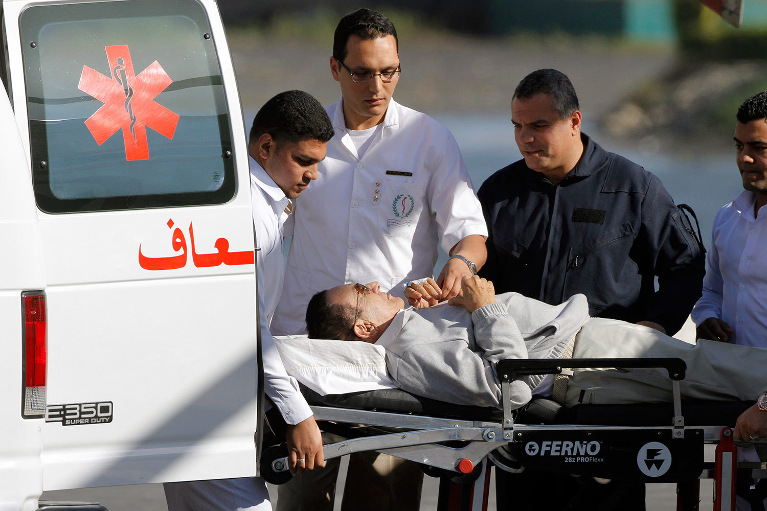 Во время содержания под стражей Мубарак много раз был госпитализирован. На фото 84-летнего экс-президента госпитализируют в больницу в Каире, апрель 2013 г.