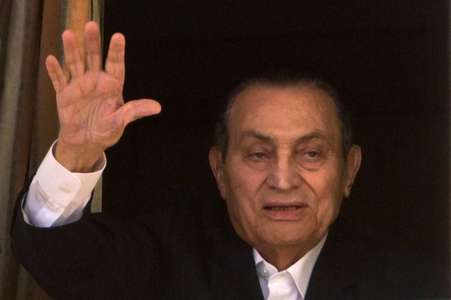 На фото Мубарак приветствует сторонников из своей комнаты в военном госпитале в Каире 25 апреля 2016 г. В этот день в стране празднуют День освобождения Синая. 25 апреля 1982 г. Израиль вывел свои войска с Синайского полуострова