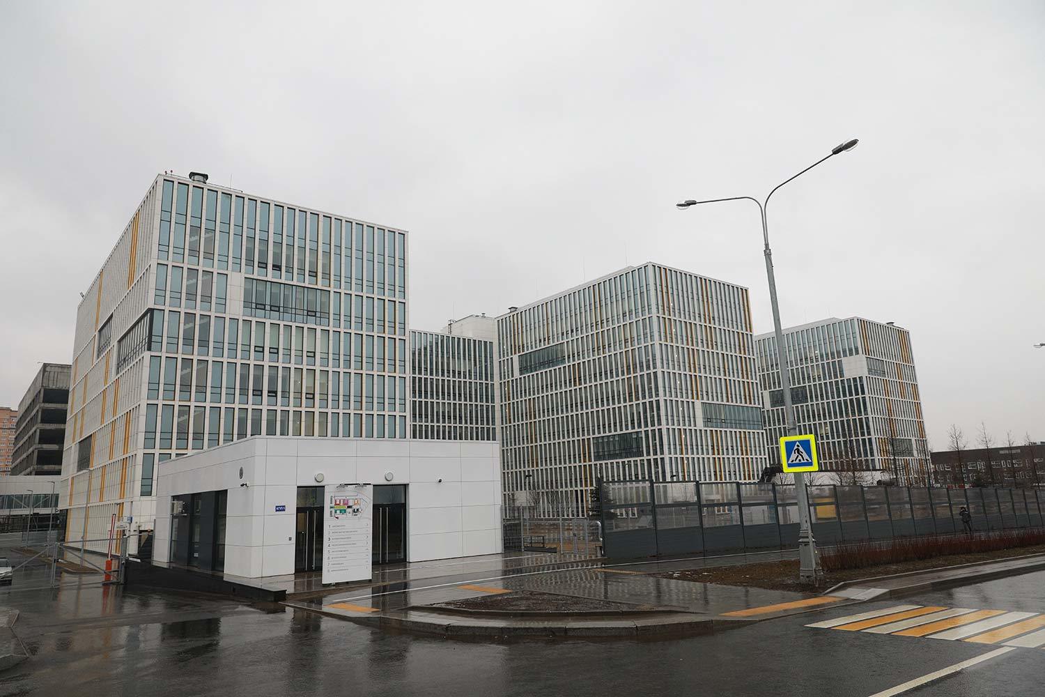 Заместитель мэра Москвы Анастасия Ракова сообщила, что приехавших в Москву с подозрением на коронавирус будут лечить в уже построенных корпусах гигантского больничного комплекса в Коммунарке в новой Москве. Эту больницу власти строят с 2017 г. и называют «городом здоровья».Как выглядит больничный комплекс «Новомосковский» – в фотогалерее «Ведомостей».