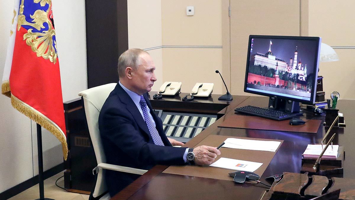 Путин перешел «преимущественно на дистанционный» режим работы - Ведомости