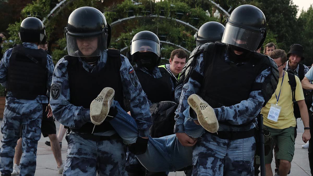 По данным «ОВД-инфо», полиция 27 июля 2019 г. задержала более 1373 участников акции против недопуска кандидатов на выборы в Мосгордуму