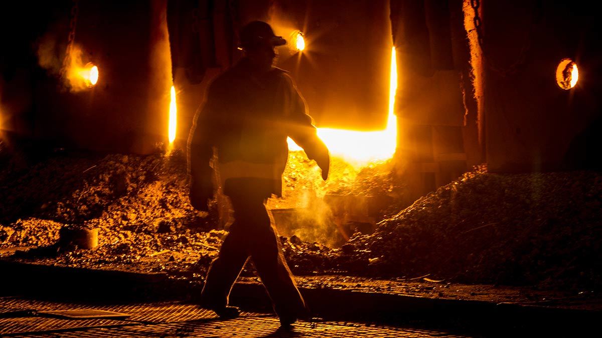 Почти половина задолженности образовалась на промышленных предприятиях, но в целом задержка зарплаты становится редкостью