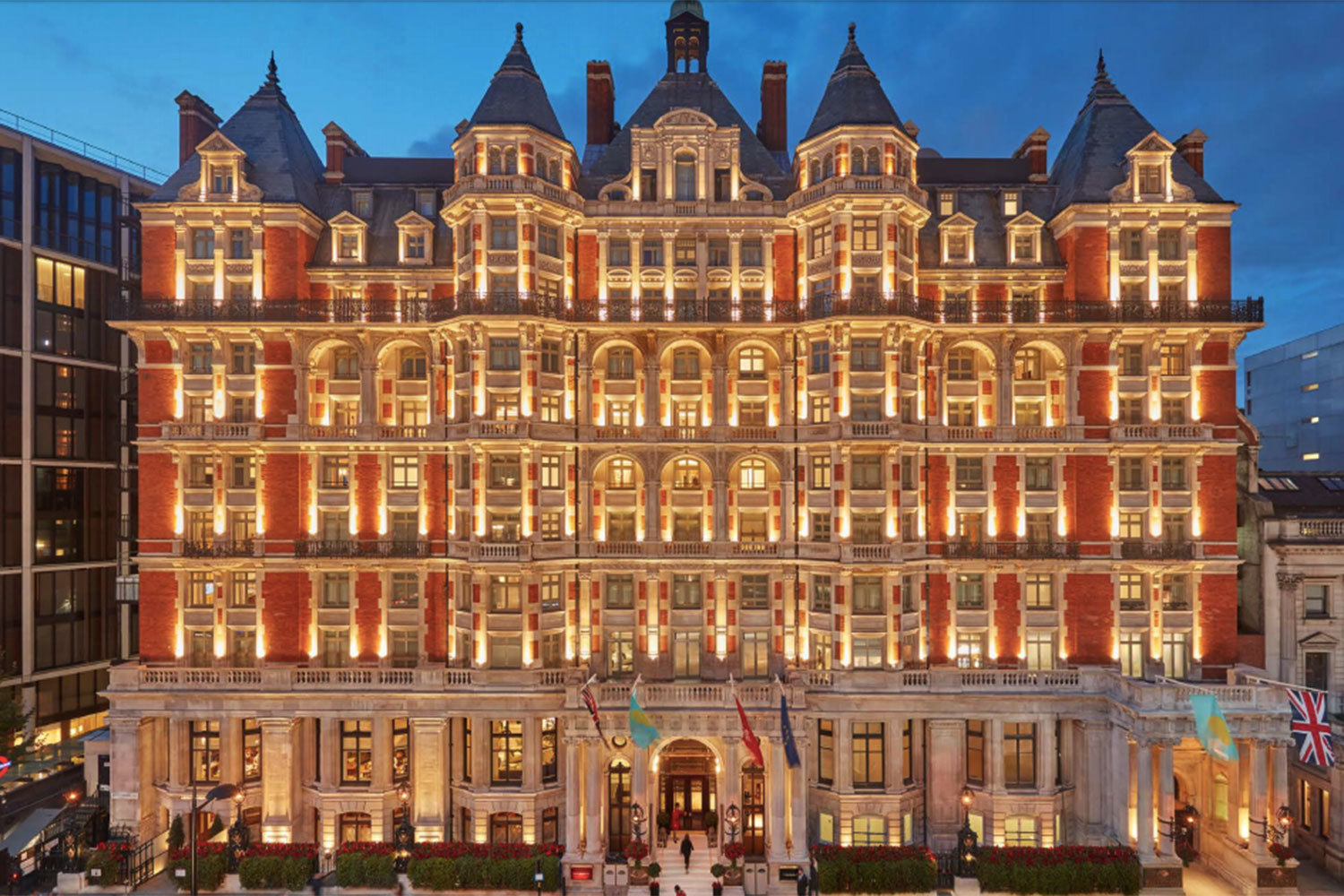 Вид отеля со стороны улицы Найтсбридж
