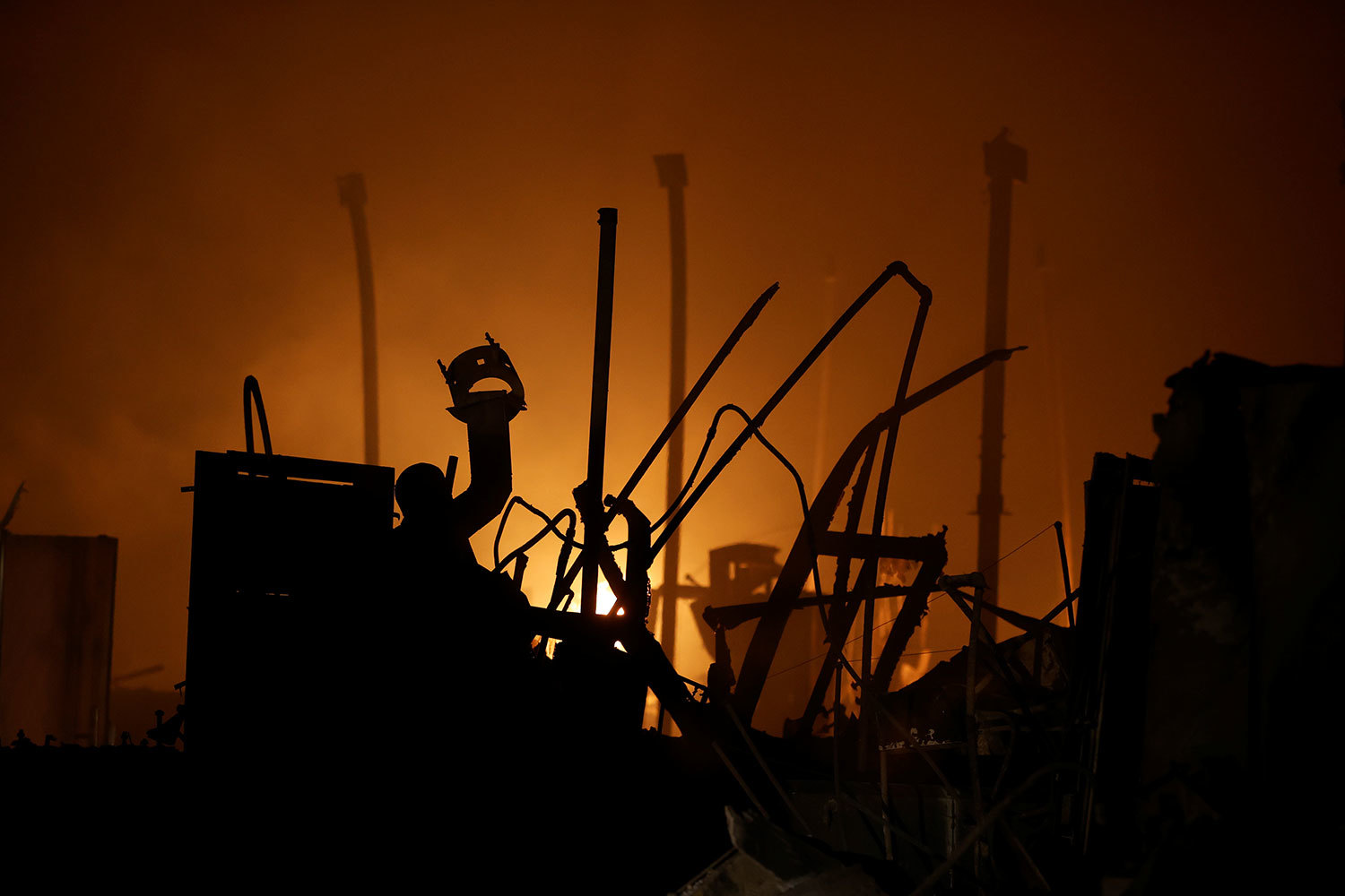 Бороться с возгораниями мешает сильный ветер