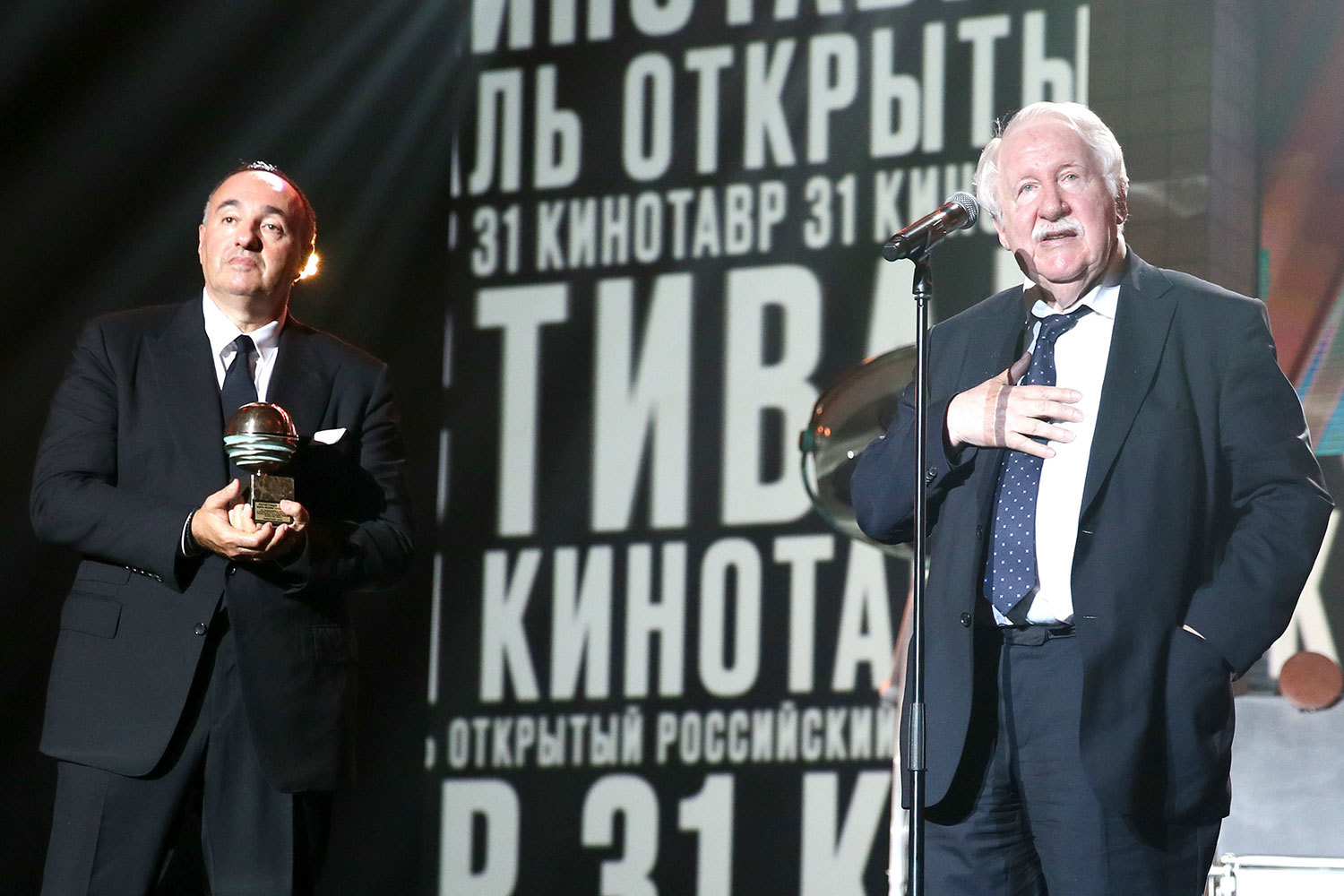 Президент фестиваля «Кинотавр» Александр Роднянский и режиссер Андрей Хржановский, получивший награду за выдающийся вклад в кинематограф