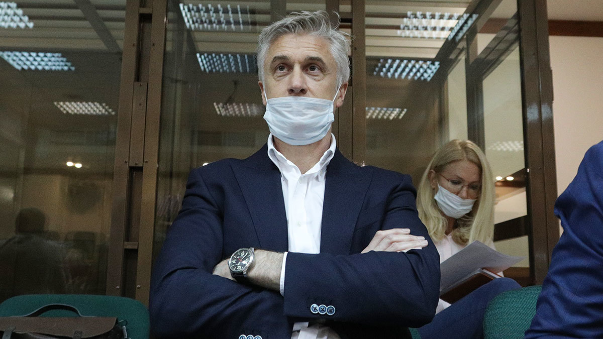 По версии следствия, Калви (на фото) организовал схему, по которой кредит в 2,5 млрд руб. от «Восточного» ПКБ был зачтен уступкой акций